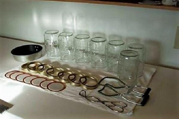sklenice na stole 