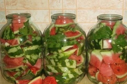 konzervované melouny ve sklenicích na stole