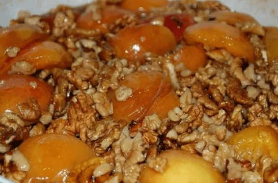 Aprikosenmarmelade mit Nüssen 