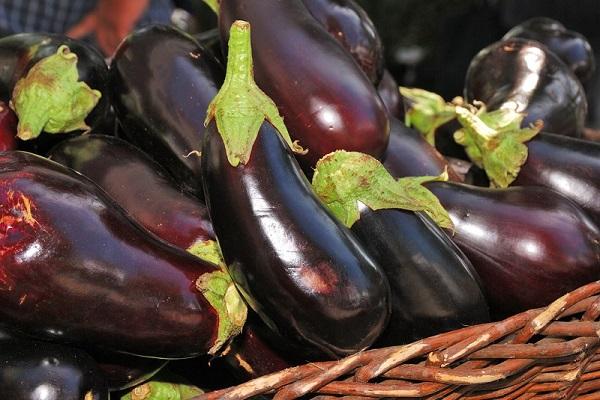 Aubergine in einem Korb 