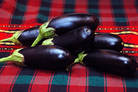 aubergines op tafel