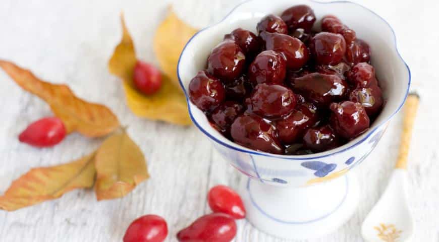 confiture de cornouiller dans un bol 