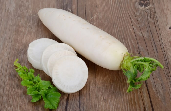 daikon celý a řezaný