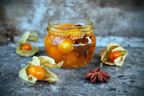 Physalis mit Knoblauch in einem Glas