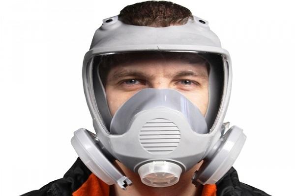 respirator na głowie 