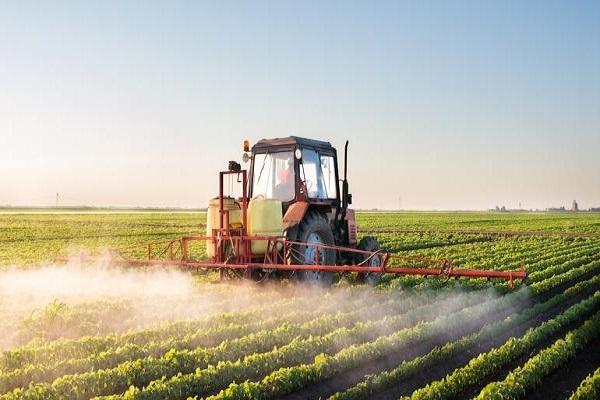 Traktor auf dem Feld 