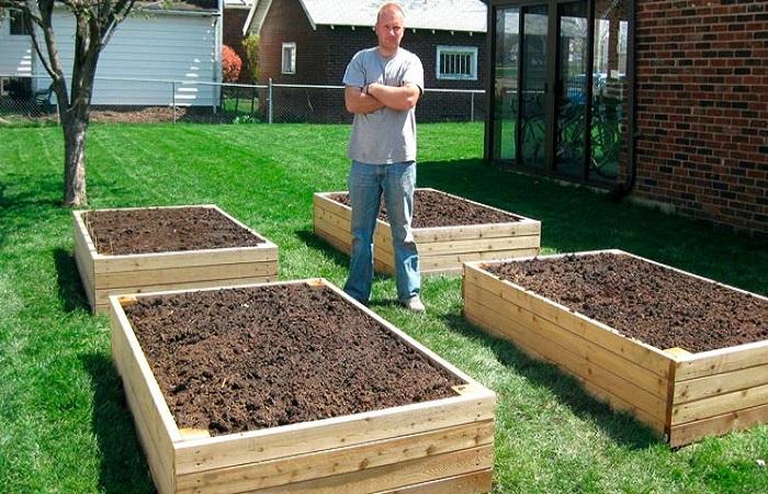 mens in de tuin 