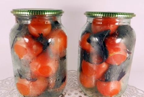 Tomaten mit Basilikum auf dem Tisch