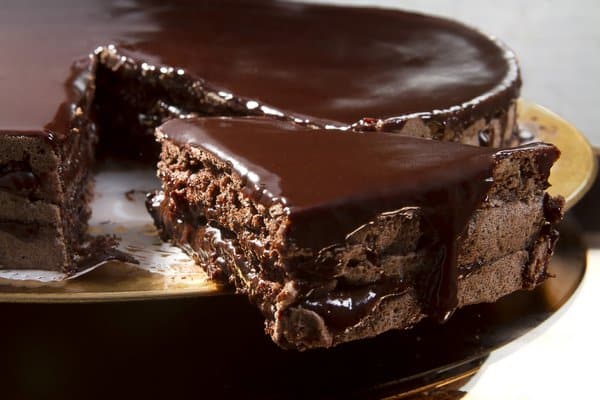 Le gâteau au chocolat parfait avec glaçage pour les vacances