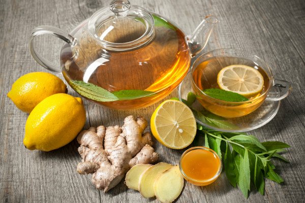 tè con zenzero e limone in una teiera 