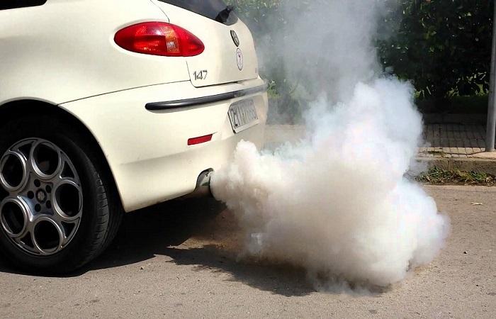 kouř z auta 