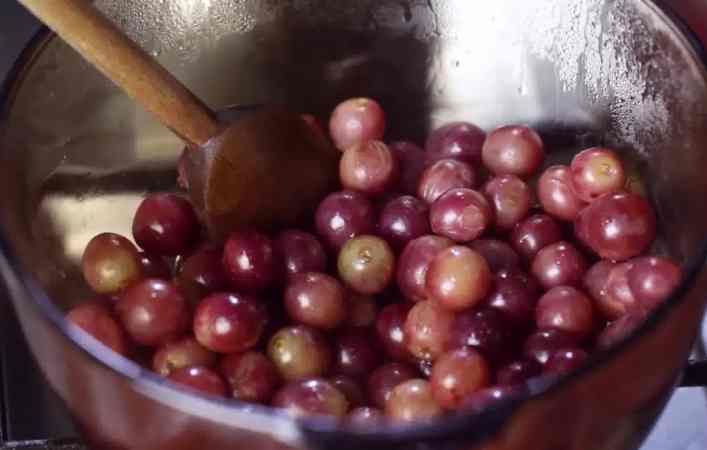 uvas em uma panela