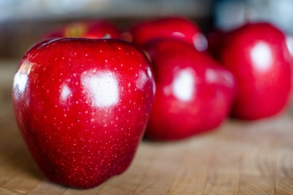 velká červená jablka 