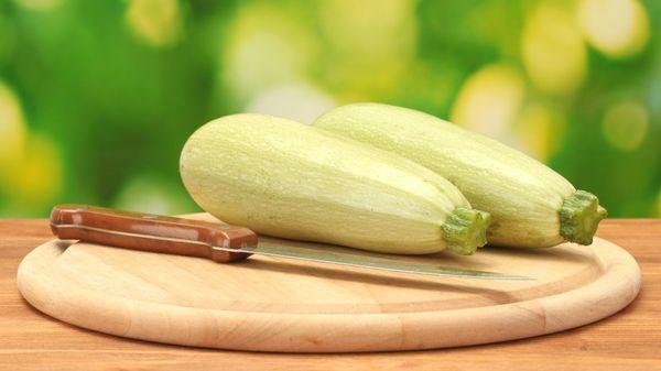 Zucchini auf dem Brett