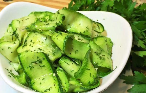 Zucchini in dünnen Streifen