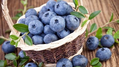 blueberries sa isang basket