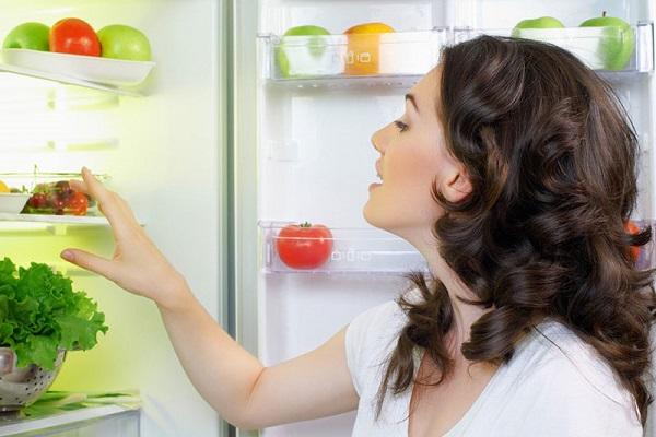 chica en el refrigerador 