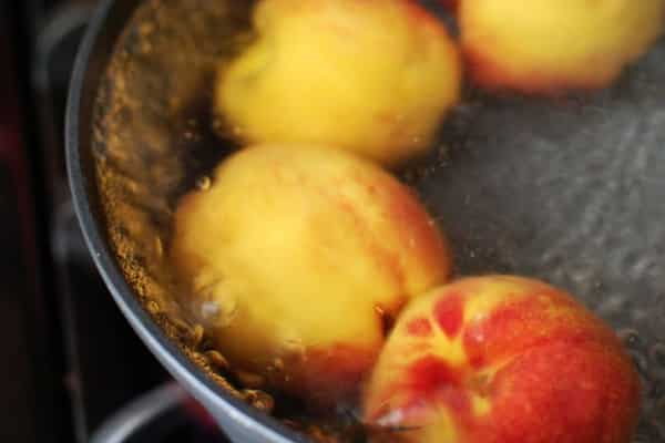 Perziken koken in een kom 