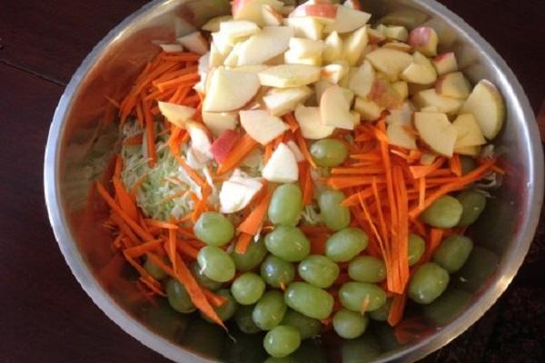 chuẩn bị salad 