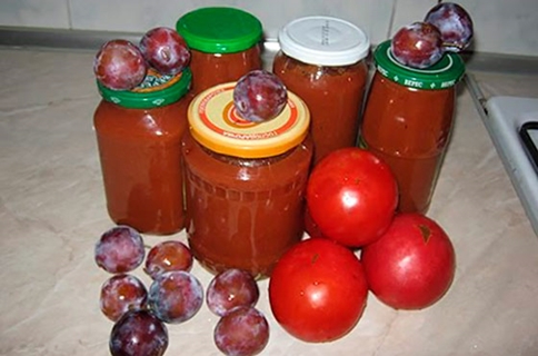 Pflaumen- und Tomatenketchup in Gläsern