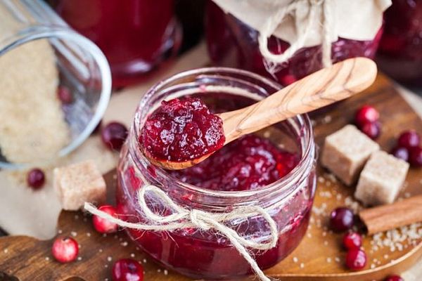 Marmelade mit Löffel