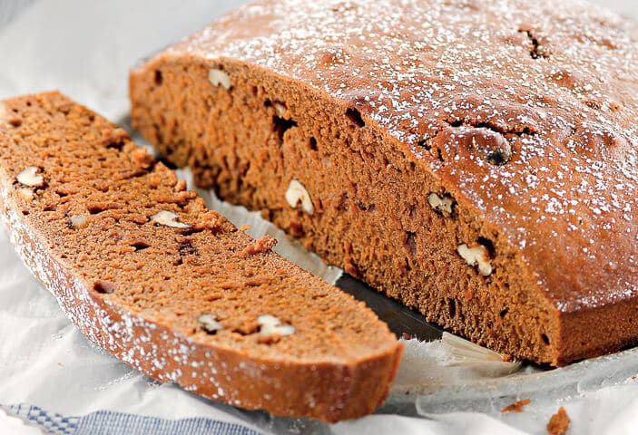 Kaffee- und Birnenkuchen mit Nüssen