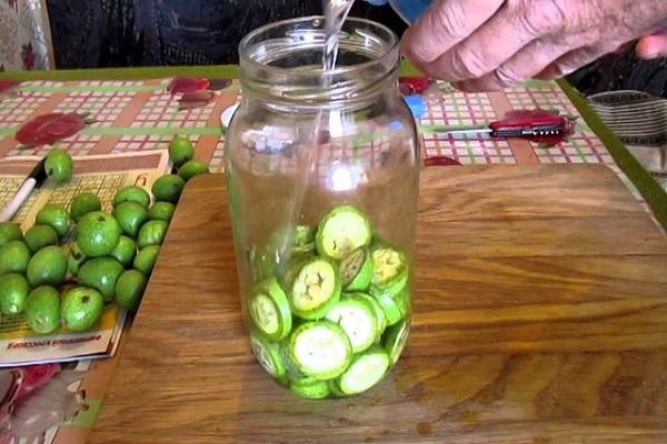 ein Glas füllen 