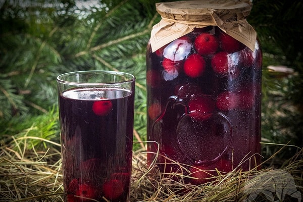 Kirschkompott in einem Glas 