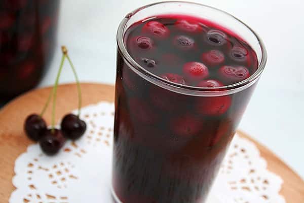 compota de cereza en un vaso 