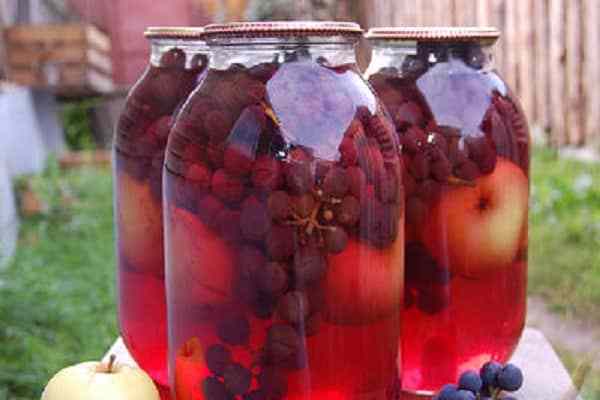 compote with grapes 