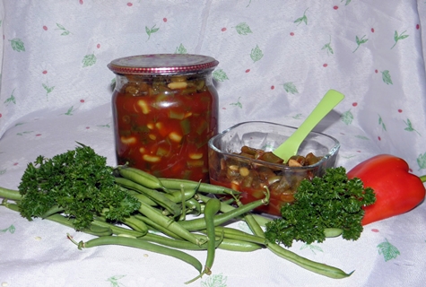 Bohnen in Tomatensauce in einem Glas