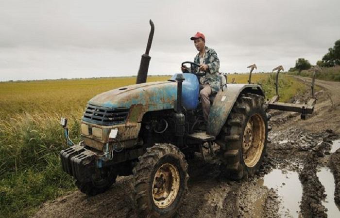 Číňan na traktoru 