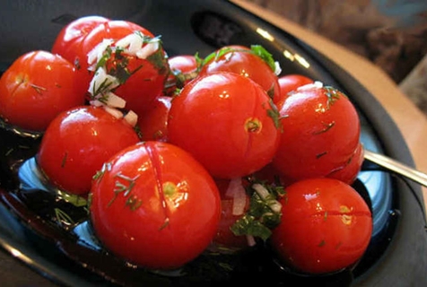 tomates cherry ligeramente salados en un plato