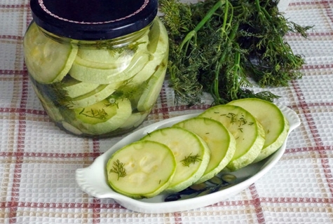 syltede zucchini på en underkop