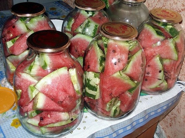 sklenice s nakládanými melouny na stole