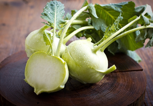 Kohlrabikohl auf dem Tisch