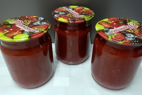 Pflaumenketchup in Gläsern auf dem Tisch