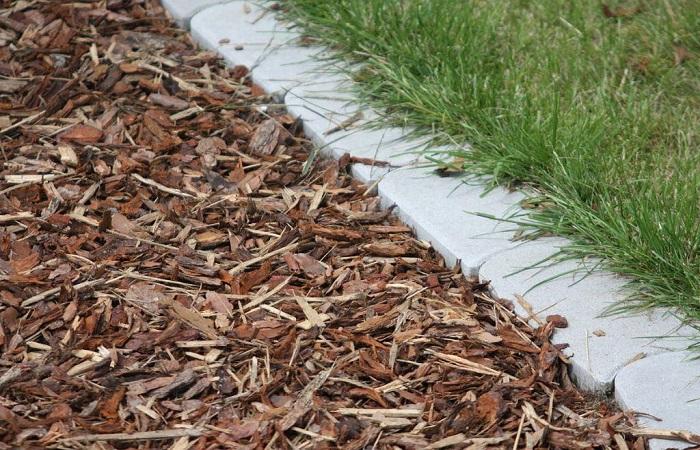 mulch in het bloembed 