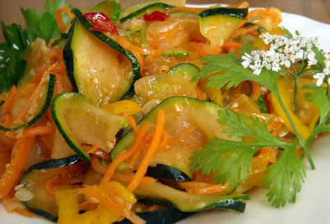 salat med koreansk zucchini og agurker