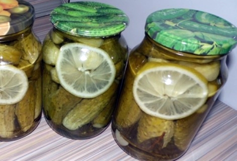 okurky s citronem ve sklenicích