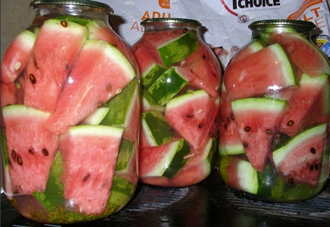 slané melouny ve sklenicích