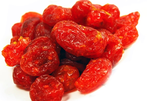 sušená cherry rajčata na stole