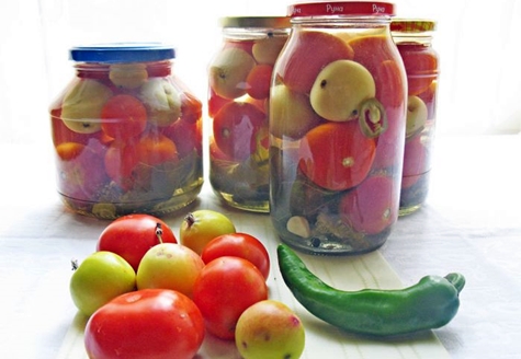 Deutsche Tomaten mit Äpfeln in Gläsern