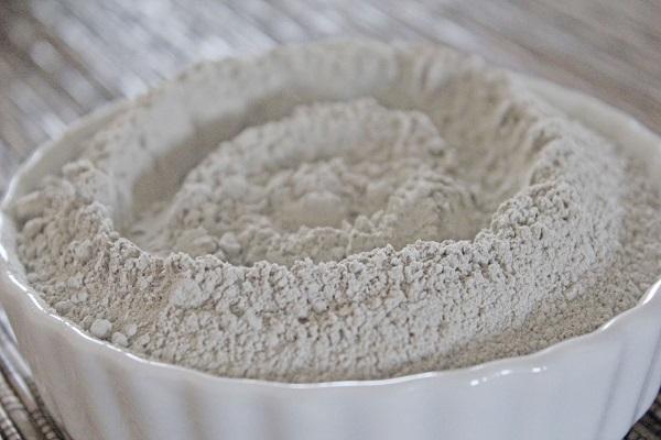 bentonite pour clarification