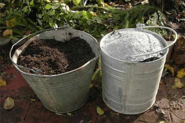 buckets of fertilizers 