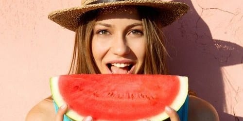 Mädchen und Wassermelone