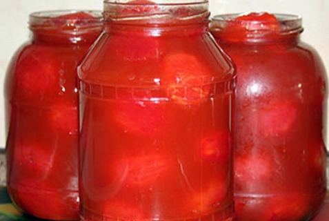 Finger-licking tomatoes in their own juice for the winter