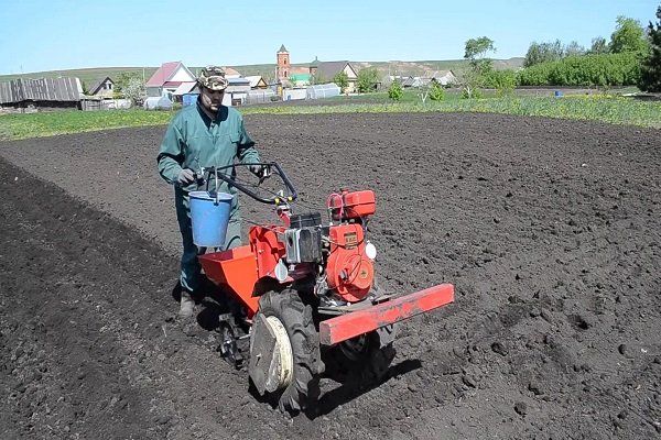 mit einem handgeführten Traktor