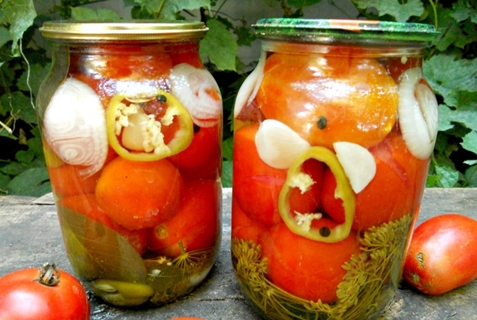 tomates com ácido cítrico em uma jarra