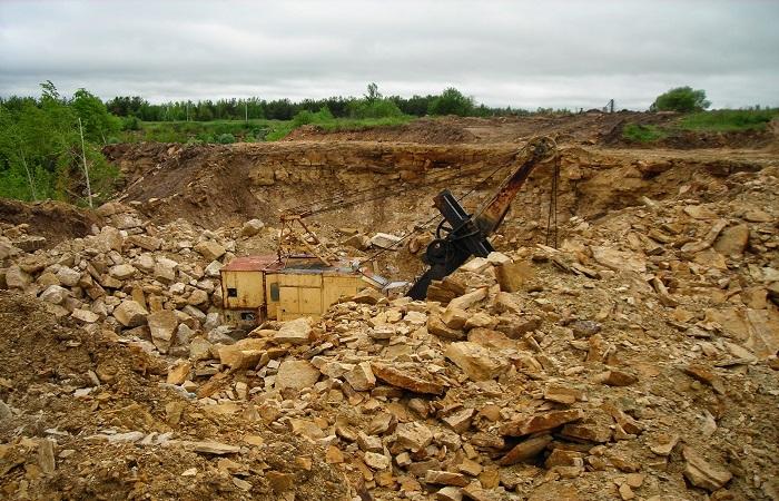 quarry na may mga kagamitan 